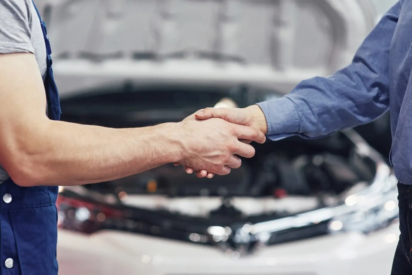 A husband who is a car mechanic and a woman customer agree on the car’s repair.